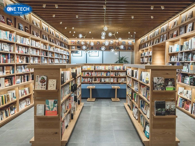 Xếp sách trưng bày theo mức giá hợp lý, khoa học Cách xếp sách theo mức giá trên kệ trưng bày giúp khách hàng dễ dàng lựa chọn