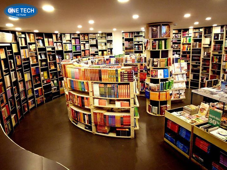 Xếp sách theo nhà xuất bản giúp trưng bày gọn gàng, khoa học Xếp sách trưng bày theo nhà xuất bản với các đầu sách được sắp xếp ngăn nắp trên kệ