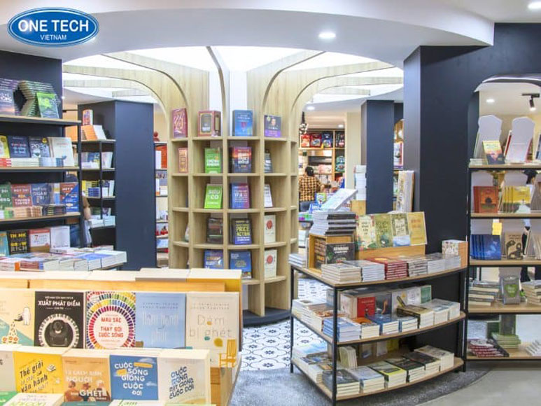 Xếp sách kết hợp ngang dọc - Cách trưng bày sách đẹp và khoa học Xếp sách kết hợp ngang và dọc trên giá sách tạo điểm nhấn bắt mắt cho không gian trưng bày sách