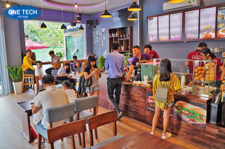 Mô hình quán ăn sáng và cà phê nhỏ tại vùng quê Việt Nam Hình ảnh quán cà phê và đồ ăn sáng tại nông thôn, có khách hàng đang thưởng thức món ăn dưới mái hiên đơn sơ