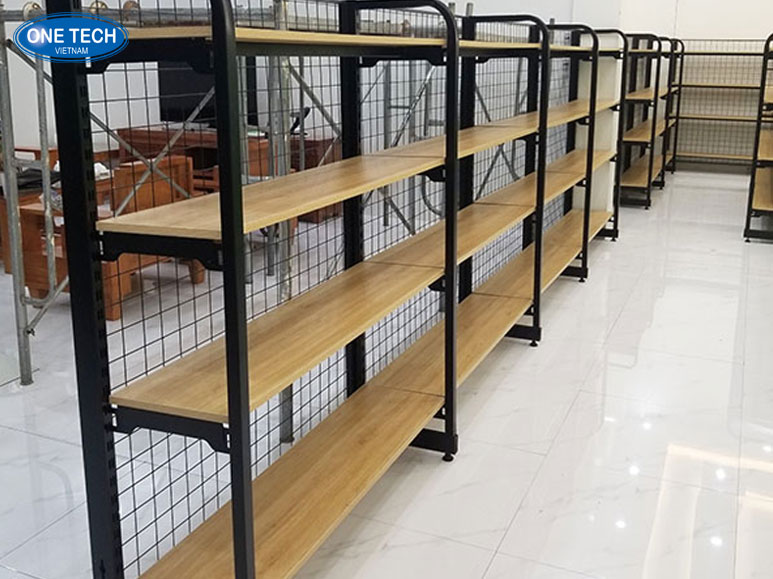 Kệ gỗ khung sắt 4 tầng lưng lưới – Trưng bày tinh gọn cho không gian tối ưu Kệ gỗ khung sắt 4 tầng lưng lưới với thiết kế tinh gọn, phù hợp cho việc trưng bày sản phẩm tại cửa hàng hoặc không gian sống
