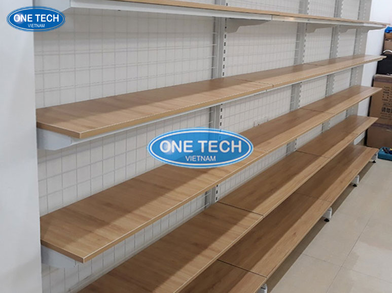 Kệ gỗ khung sắt 5 tầng lưng lưới – Tối ưu trưng bày cho không gian Kệ gỗ khung sắt 5 tầng với lưng lưới, thiết kế tối ưu cho trưng bày sản phẩm, sử dụng trong cửa hàng và siêu thị