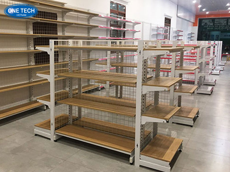 Kệ gỗ khung sắt đôi lưng lưới – Nâng tầm trưng bày chuyên nghiệp Kệ gỗ khung sắt đôi lưng lưới thiết kế chắc chắn, bền đẹp, nâng cao hiệu quả trưng bày sản phẩm trong không gian bán lẻ chuyên nghiệp