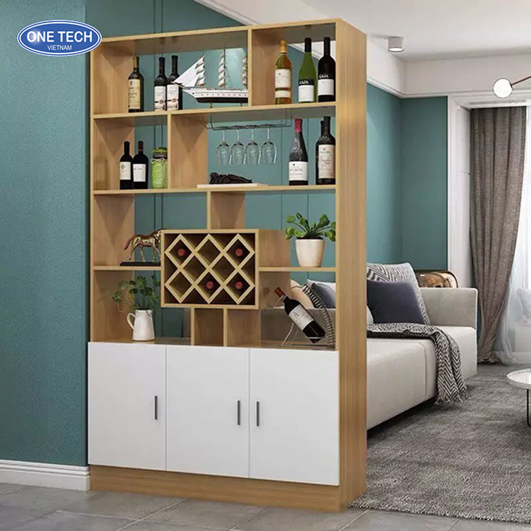 Kệ gỗ để rượu sang trọng trang trí phòng khách hiện đại Kệ gỗ để rượu thiết kế tinh tế, đặt trong phòng khách với chai rượu vang và ly thủy tinh trang trí