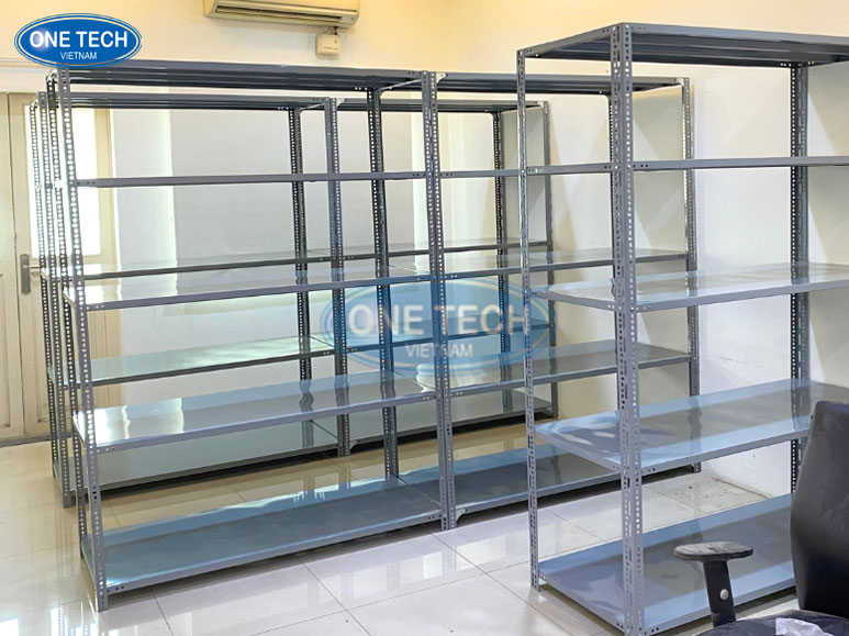 Kệ kho chứa hàng hạng nhẹ - Giải pháp lưu trữ tối ưu cho không gian nhỏ Kệ kho chứa hàng hạng nhẹ được thiết kế chắc chắn, giúp tối ưu hóa không gian lưu trữ trong kho hoặc cửa hàng