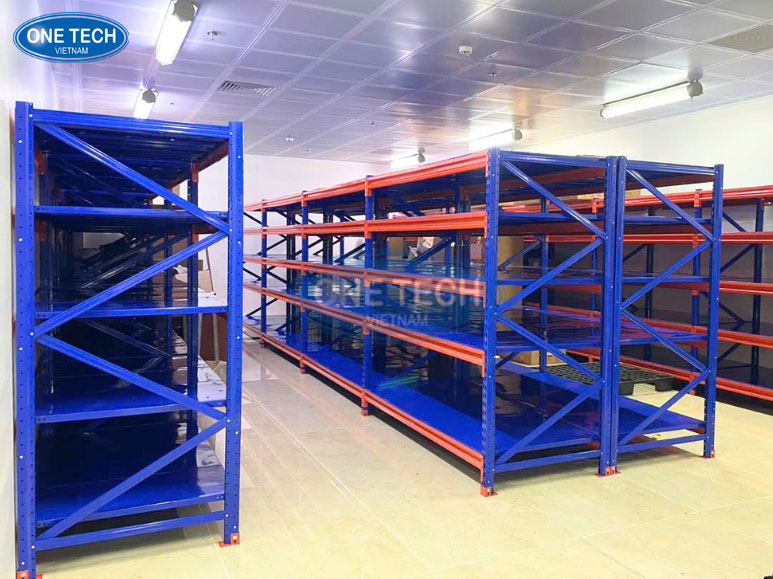 Kệ kho hạng trung chất lượng cao cho kho lưu trữ Kệ kho hạng trung, giúp tối ưu không gian lưu trữ trong kho, phù hợp cho các sản phẩm có trọng lượng và kích thước vừa phải