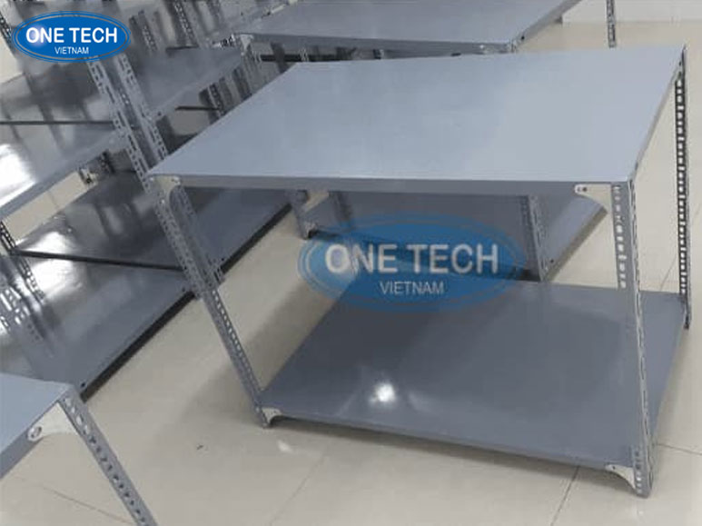 Kệ sắt v lỗ 2 tầng gọn nhẹ – Tối ưu không gian nhỏ Kệ sắt v lỗ 2 tầng màu xám, thiết kế đơn giản, phù hợp cho phòng trọ hoặc kho nhỏ