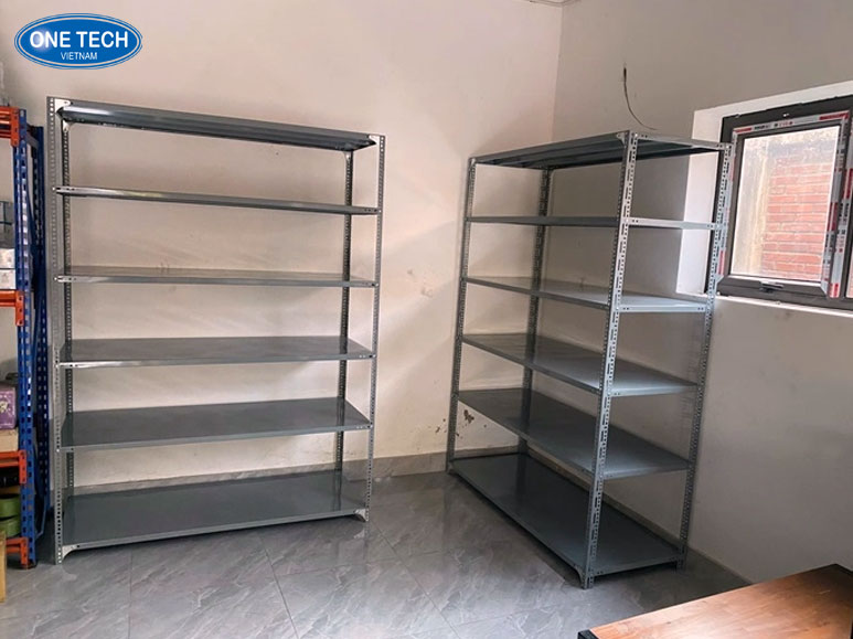 Kệ sắt V lỗ 6 tầng – Lưu trữ và sắp xếp hàng hóa hiệu quả Kệ sắt V lỗ 6 tầng với khả năng lưu trữ lớn, thiết kế giúp sắp xếp khoa học và tiết kiệm không gian