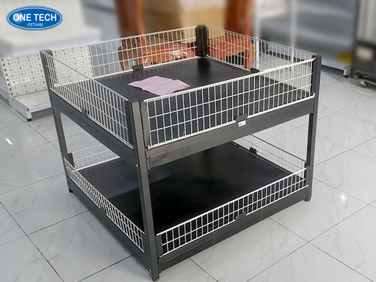 Kệ vuông siêu thị – Thiết kế gọn gàng cho góc tường Kệ vuông trưng bày hàng hóa, tiết kiệm không gian, phù hợp đặt ở góc tường siêu thị hoặc cửa hàng
