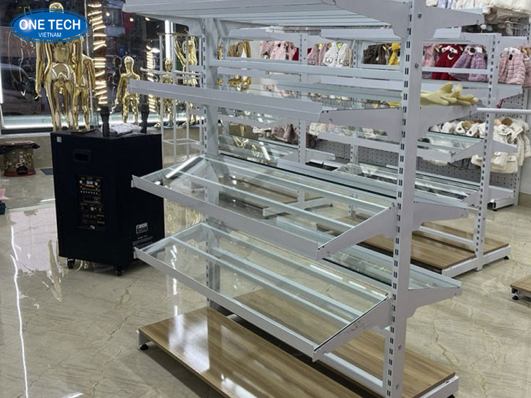 Kệ sắt mặt kính siêu thị sang trọng – Trưng bày hàng hóa rõ ràng, dễ quan sát Kệ sắt mặt kính siêu thị với thiết kế hiện đại, trưng bày sản phẩm rõ ràng và dễ quan sát