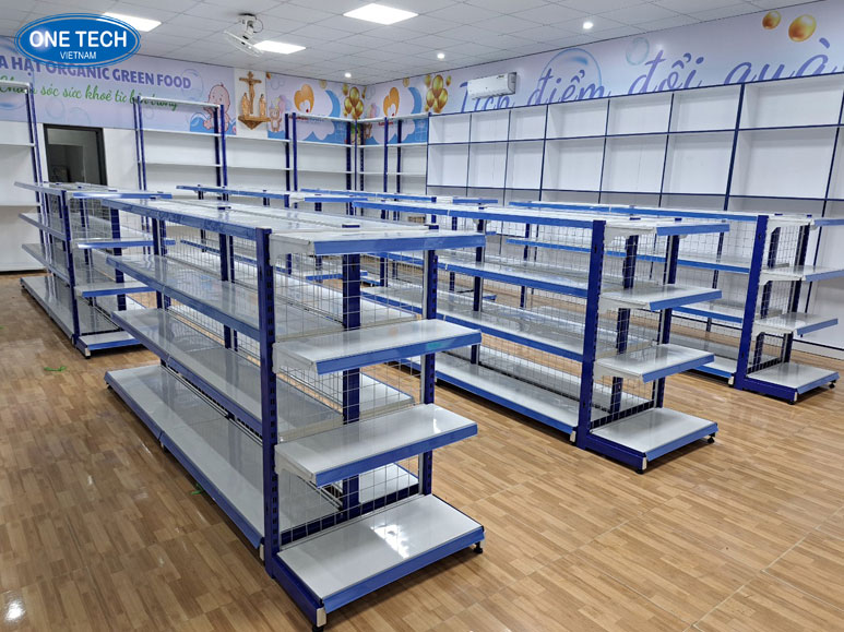 Kệ siêu thị lưng lưới – Giải pháp trưng bày tiện lợi và hiện đại Kệ siêu thị lưng lưới bằng thép sơn tĩnh điện, phù hợp trưng bày hàng hóa trong cửa hàng, siêu thị