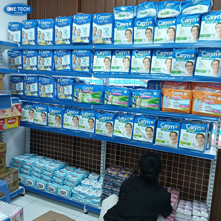 Kệ lưng lưới One Tech – Giải pháp trưng bày hàng hóa thông minh cho cửa hàng Hình ảnh thực tế kệ siêu thị lưng lưới của One Tech với thiết kế chắc chắn và đa năng phù hợp nhiều loại mặt hàng