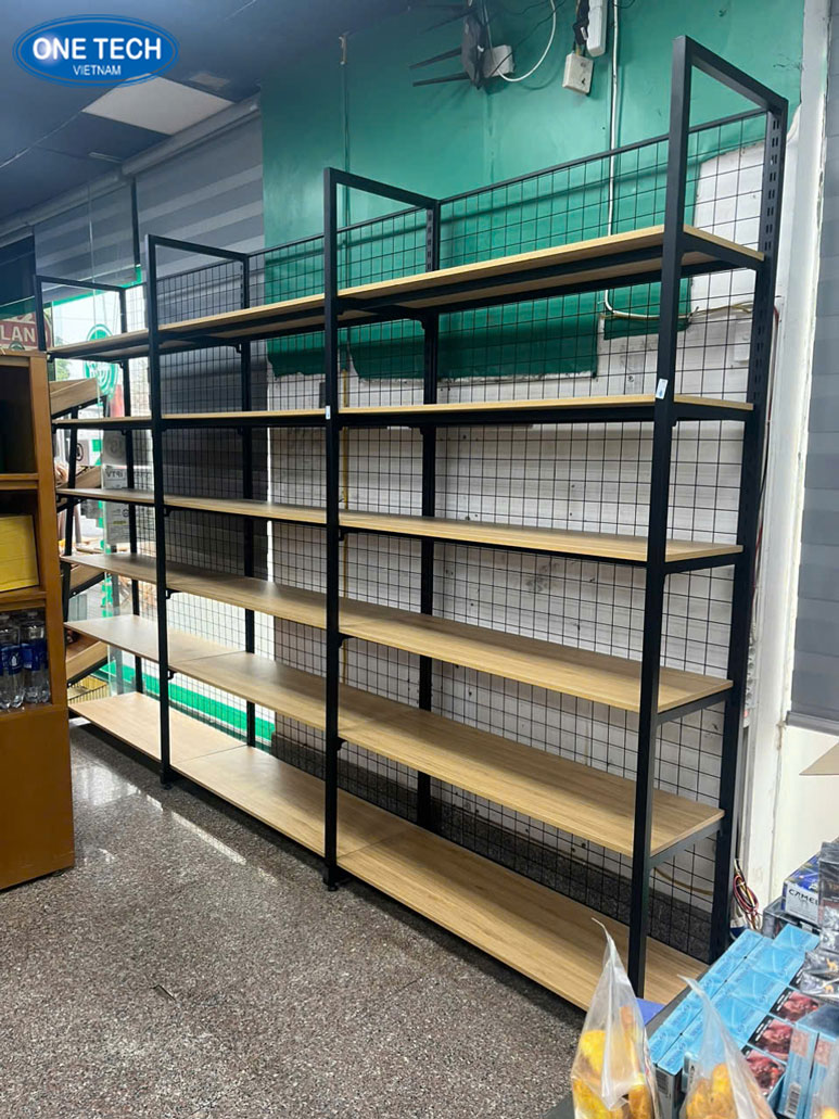 Kệ lưng lưới One Tech – Thiết bị trưng bày bền bỉ, tiện lợi cho siêu thị Hình ảnh kệ siêu thị lưng lưới One Tech thực tế với khung thép chắc chắn và thiết kế lưới thoáng giúp treo móc sản phẩm hiệu quả