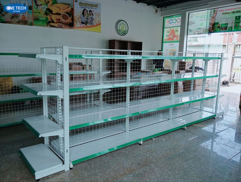 Kệ lưng lưới One Tech – Giải pháp trưng bày hàng hóa linh hoạt và tiện dụng Hình ảnh kệ siêu thị lưng lưới One Tech với khung thép chắc chắn, thiết kế lưới thoáng giúp treo móc hàng hóa đa dạng