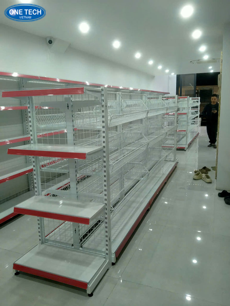 Kệ lưng lưới One Tech – Giải pháp trưng bày tiện ích cho cửa hàng hiện đại Hình ảnh kệ siêu thị lưng lưới One Tech với thiết kế chắc chắn, khung thép bền bỉ và phần lưng lưới đa năng để treo móc hàng hóa