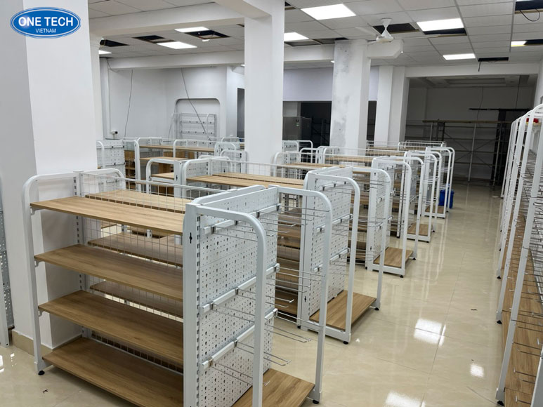 Kệ lưng lưới One Tech – Giải pháp tối ưu cho không gian trưng bày đa dạng Hình ảnh thực tế kệ siêu thị lưng lưới One Tech với khung thép chắc chắn và thiết kế lưới tiện lợi giúp treo móc hàng hóa