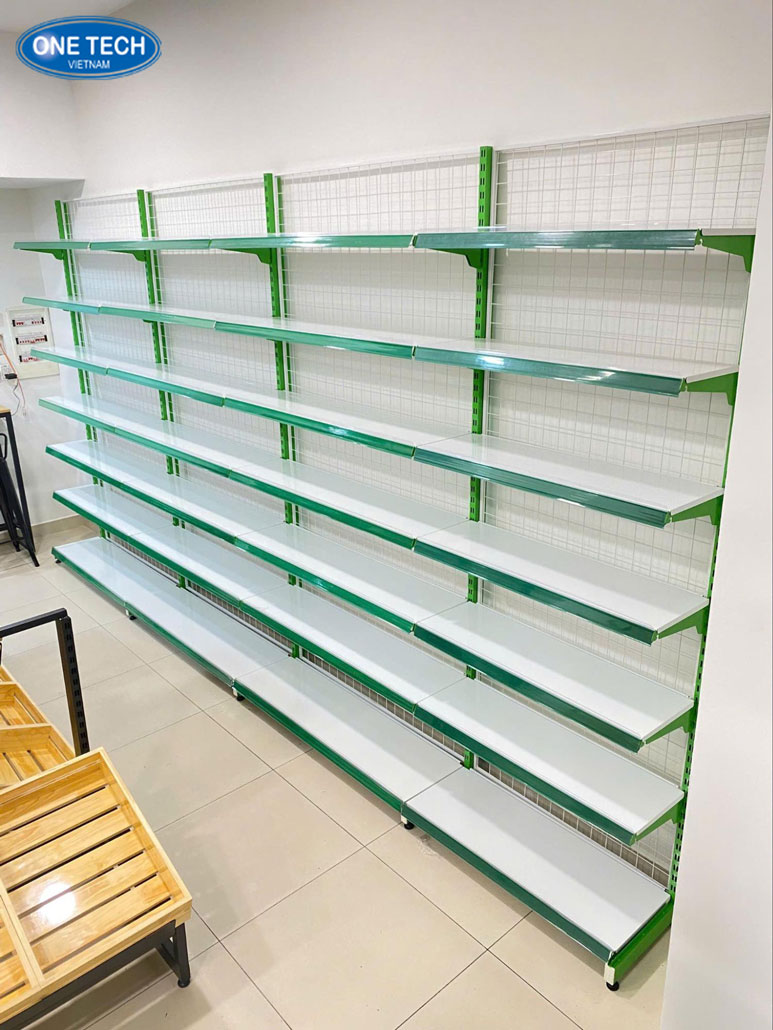 Kệ lưng lưới One Tech – Giải pháp trưng bày hàng hóa linh hoạt và chắc chắn Ảnh kệ siêu thị lưng lưới One Tech với thiết kế khung thép bền chắc và mặt lưới tiện dụng để treo các loại sản phẩm đa dạng