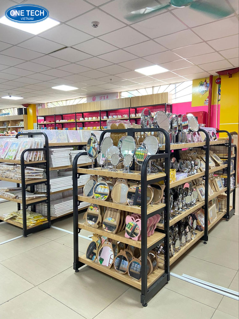 Kệ lưng lưới One Tech – Giải pháp bày trí hàng hóa tiện lợi và bền bỉ Hình ảnh kệ siêu thị lưng lưới One Tech với khung thép chắc chắn và thiết kế lưới thoáng giúp treo móc hàng hóa đa dạng