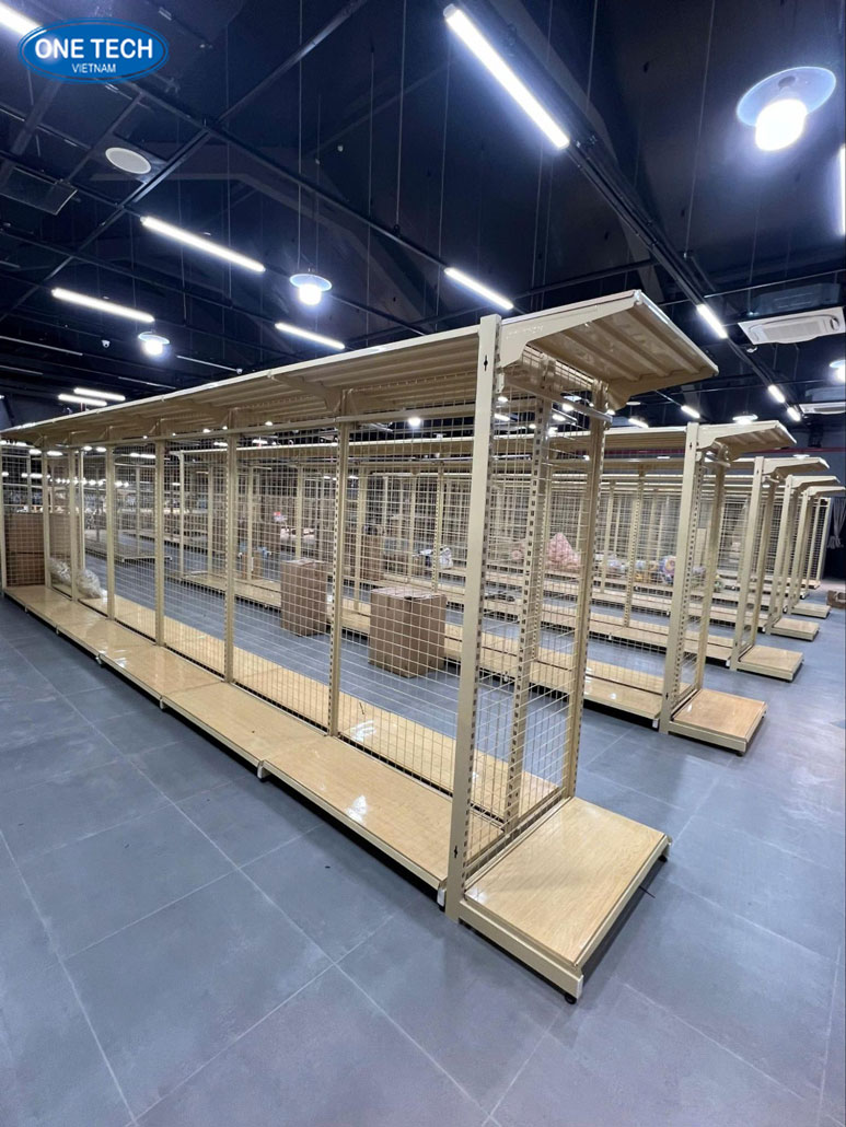 Kệ lưng lưới One Tech – Giải pháp trưng bày linh hoạt, bền vững cho cửa hàng Kệ siêu thị lưng lưới One Tech với thiết kế chắc chắn và mặt lưới tiện dụng, phù hợp để treo và trưng bày đa dạng sản phẩm