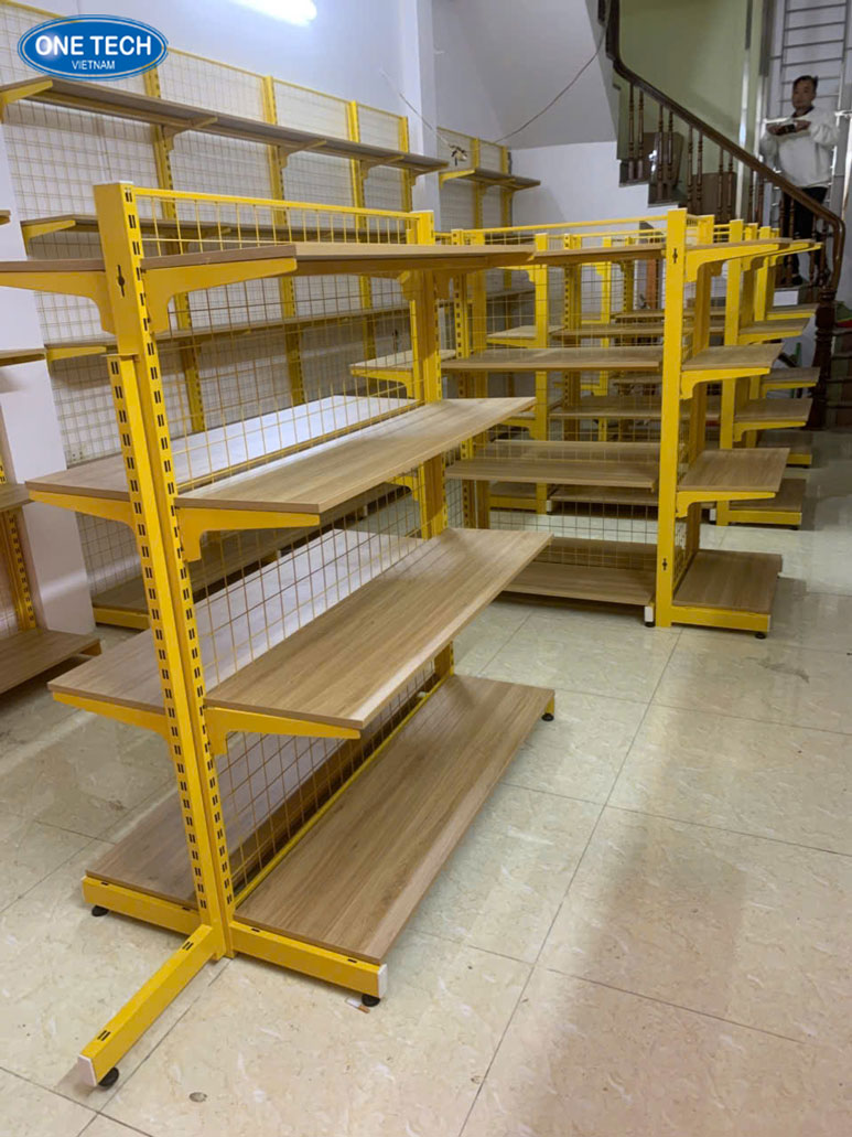 Kệ lưng lưới One Tech – Giải pháp trưng bày siêu thị hiệu quả Hình ảnh thực tế kệ siêu thị lưng lưới One Tech với thiết kế chắc chắn, bày hàng tiện lợi tại cửa hàng