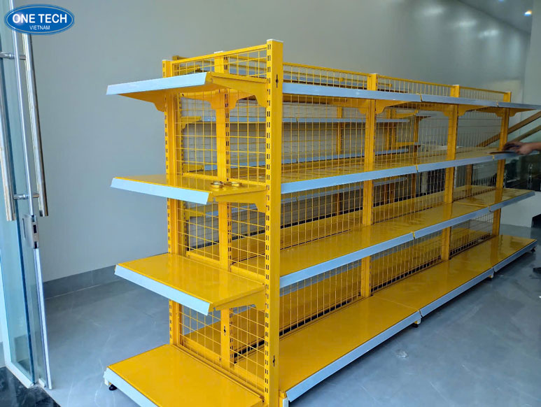 Kệ siêu thị lưng lưới One Tech – Thiết kế linh hoạt cho mọi mặt bằng bán lẻ Kệ trưng bày siêu thị lưng lưới thương hiệu One Tech, mẫu kệ 5 tầng được bố trí gọn gàng trong cửa hàng thực tế
