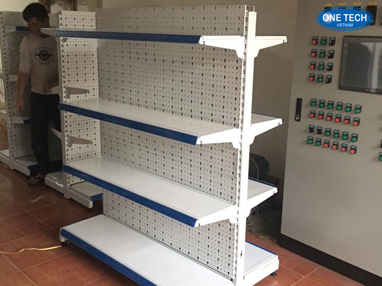 Kệ siêu thị tôn đục lỗ trưng bày hàng hóa hiệu quả Hình ảnh kệ siêu thị tôn đục lỗ màu trắng, thiết kế chắc chắn, chuyên dùng trưng bày hàng hóa trong cửa hàng