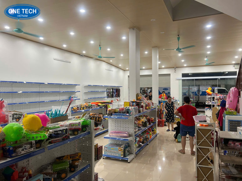 Kệ siêu thị đục lỗ One Tech – Thiết kế tiện dụng, độ bền cao Ảnh kệ siêu thị đục lỗ One Tech màu trắng, chất liệu thép sơn tĩnh điện, phù hợp trưng bày nhiều loại hàng hóa