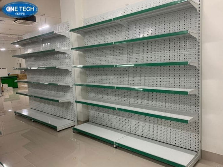 Ưu điểm nổi bật của kệ siêu thị tôn đục lỗ trong trưng bày và bảo quản hàng hóa Kệ siêu thị tôn đục lỗ 5 tầng màu trắng đang được sử dụng để trưng bày hàng hóa gọn gàng và chuyên nghiệp