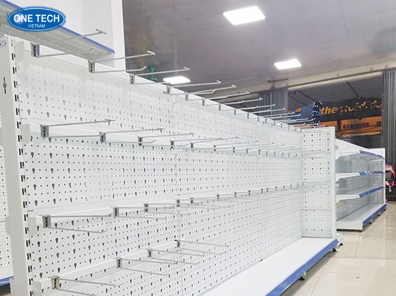 Kệ siêu thị đục lỗ One Tech – Thiết kế chắc chắn, bền đẹp Hình ảnh thực tế kệ siêu thị đục lỗ thương hiệu One Tech, màu trắng, có móc treo và chân đế chắc chắn