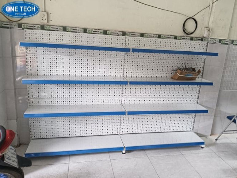 Kệ đục lỗ One Tech trưng bày hàng hóa chuyên dụng cho siêu thị Ảnh thực tế kệ siêu thị đục lỗ thương hiệu One Tech, thiết kế chắc chắn, màu trắng, phù hợp trưng bày đa dạng sản phẩm