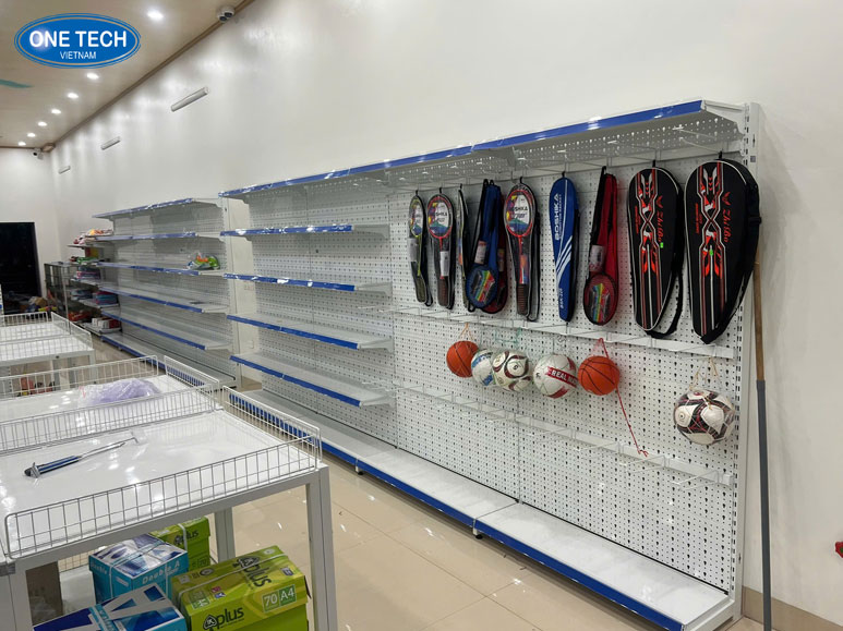 Kệ siêu thị lưng tôn đục lỗ One Tech – Bền bỉ và tiện lợi Kệ trưng bày siêu thị lưng tôn đục lỗ thương hiệu One Tech, kiểu dáng hiện đại, hỗ trợ móc treo phụ kiện