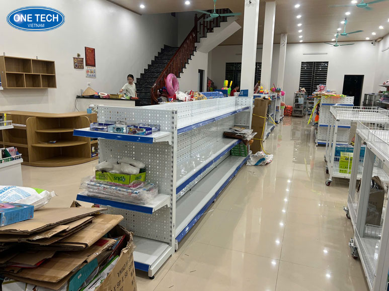 Kệ siêu thị One Tech với thiết kế lưng tôn đục lỗ đa năng Hình ảnh kệ siêu thị One Tech lưng tôn đục lỗ, màu trắng, chắc chắn, dễ dàng lắp đặt phụ kiện