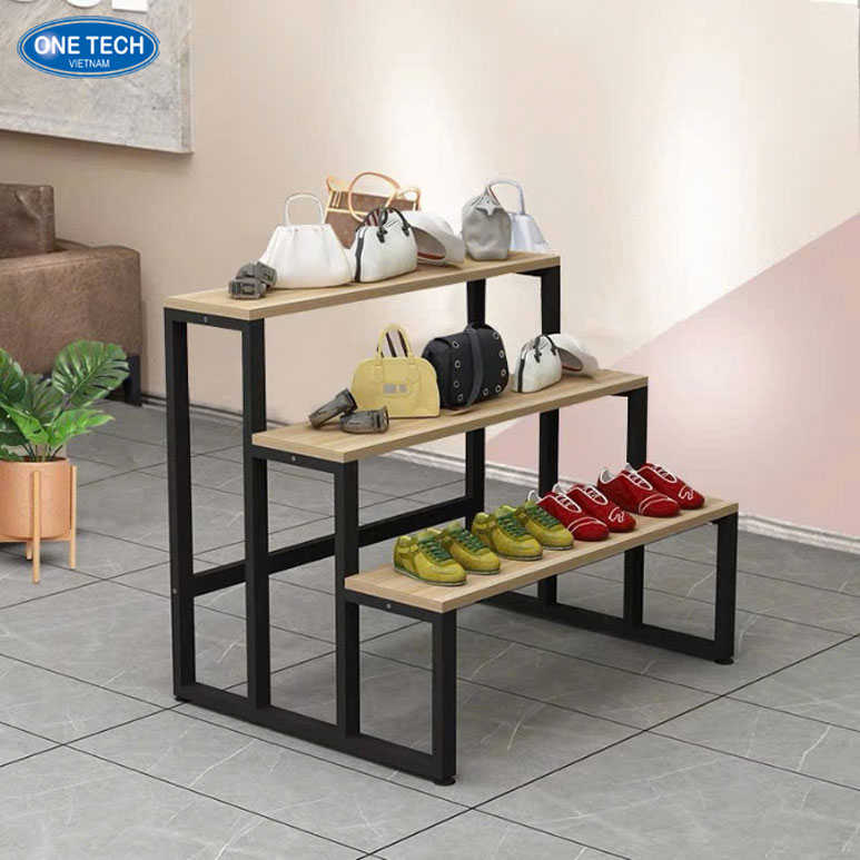 Thiết kế kệ trưng bày bậc thang – Giải pháp tối ưu cho trưng bày sản phẩm Kệ trưng bày bậc thang bằng sắt sơn tĩnh điện, thiết kế 3 tầng hiện đại giúp tối ưu không gian trưng bày sản phẩm