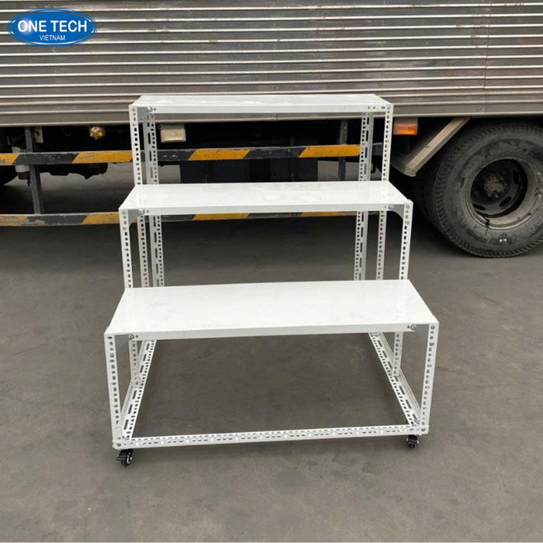 Kệ bậc thang bằng sắt trưng bày hàng hóa chắc chắn và thẩm mỹ Kệ bậc thang bằng sắt nhiều tầng dùng để trưng bày sản phẩm trong cửa hàng, thiết kế hiện đại và bền chắc