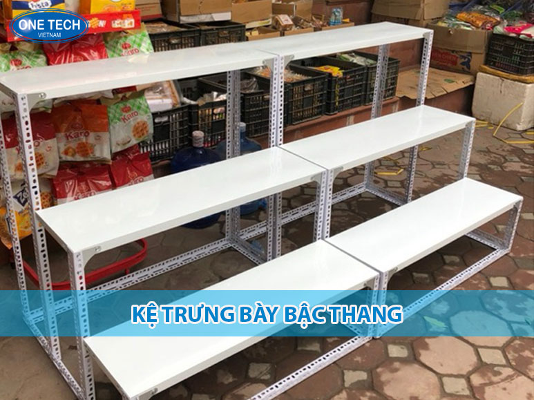 Kệ trưng bày bậc thang 3 tầng bằng thép sơn tĩnh điện, phù hợp cho siêu thị, cửa hàng tiện lợi, trưng bày hàng hóa gọn gàng và chuyên nghiệp