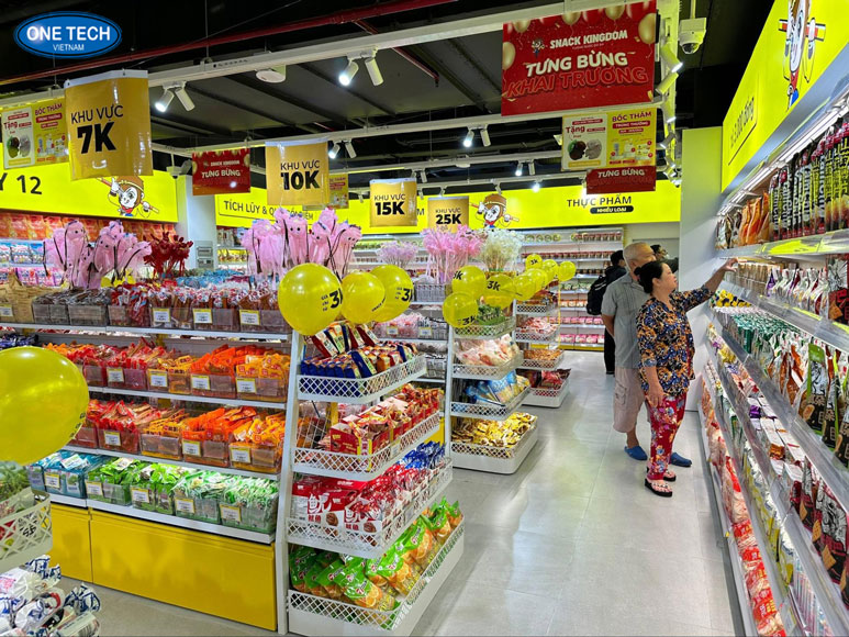 Giá kệ trưng bày bánh kẹo cửa hàng tiện lợi thiết kế hiện đại Giá kệ trưng bày bánh kẹo bằng khung kim loại, nhiều tầng, bố trí trong cửa hàng tiện lợi