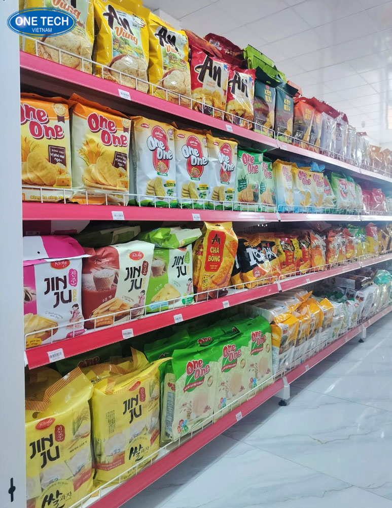 Kệ bánh kẹo trưng bày thực tế tại cửa hàng chuyên nghiệp Kệ trưng bày bánh kẹo đa tầng, thiết kế chắc chắn, sắp xếp khoa học giúp tăng hiệu quả trưng bày sản phẩm