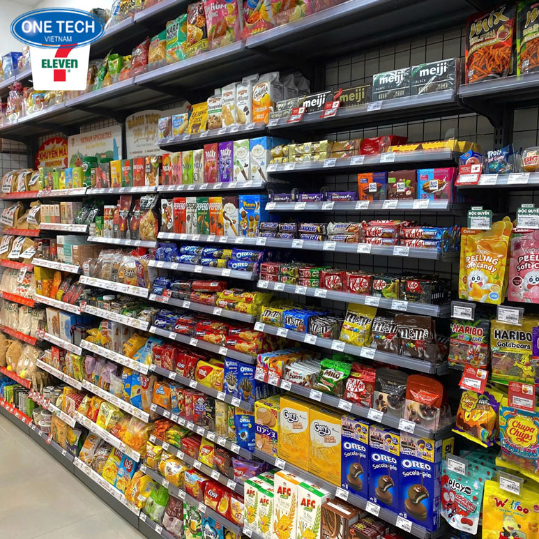 Kệ trưng bày bánh kẹo bền đẹp cho cửa hàng hiện đại Kệ trưng bày bánh kẹo nhiều tầng, thiết kế chắc chắn, phù hợp với các cửa hàng bán lẻ bánh kẹo và siêu thị