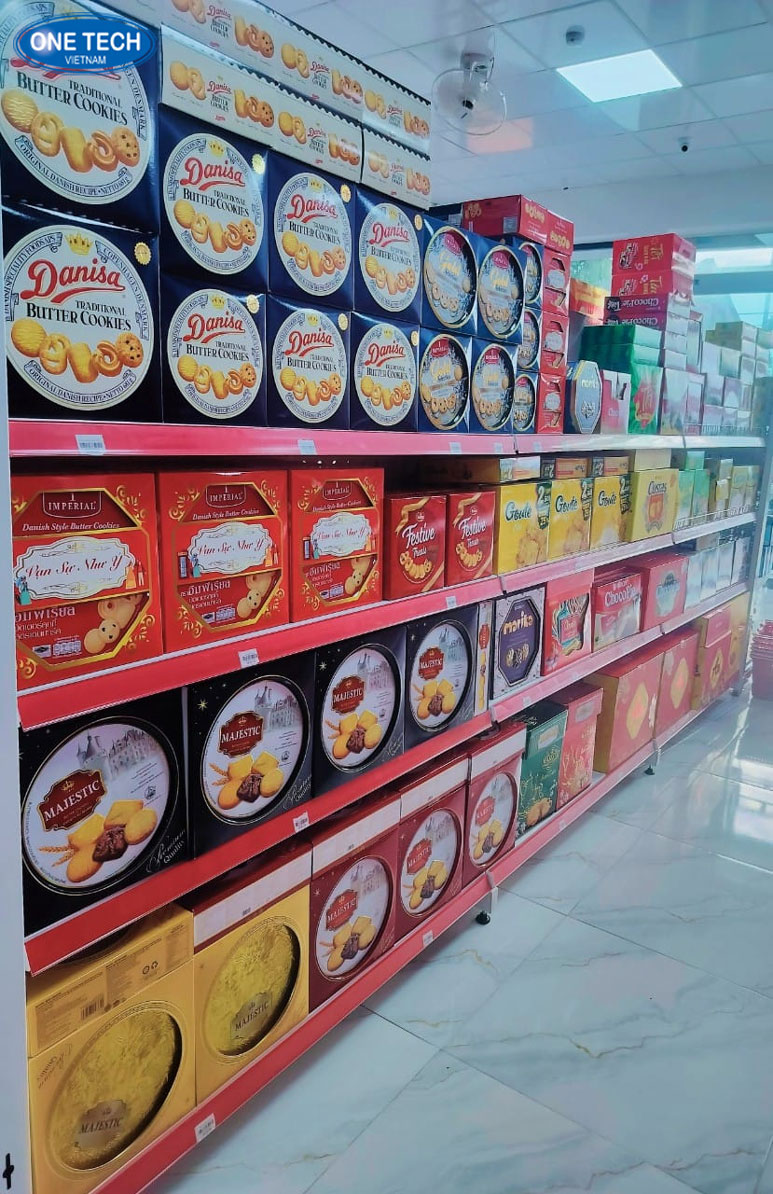 Kệ trưng bày bánh kẹo chuyên dụng trong cửa hàng thực tế Kệ nhiều tầng trưng bày bánh kẹo, thiết kế chắc chắn, phù hợp cho cửa hàng tiện lợi và siêu thị
