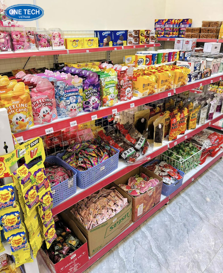 Kệ trưng bày bánh kẹo phổ thông – Giải pháp trưng bày tiện lợi cho cửa hàng Kệ trưng bày bánh kẹo phổ thông bằng sắt sơn tĩnh điện, thiết kế 4 tầng trưng bày hàng hóa gọn gàng tại siêu thị mini
