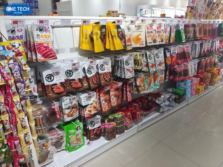 Kệ móc treo trưng bày bánh kẹo nhỏ tại siêu thị mini Kệ móc treo bằng thép trưng bày túi bánh kẹo nhỏ gọn, tiện lợi trong cửa hàng tạp hóa