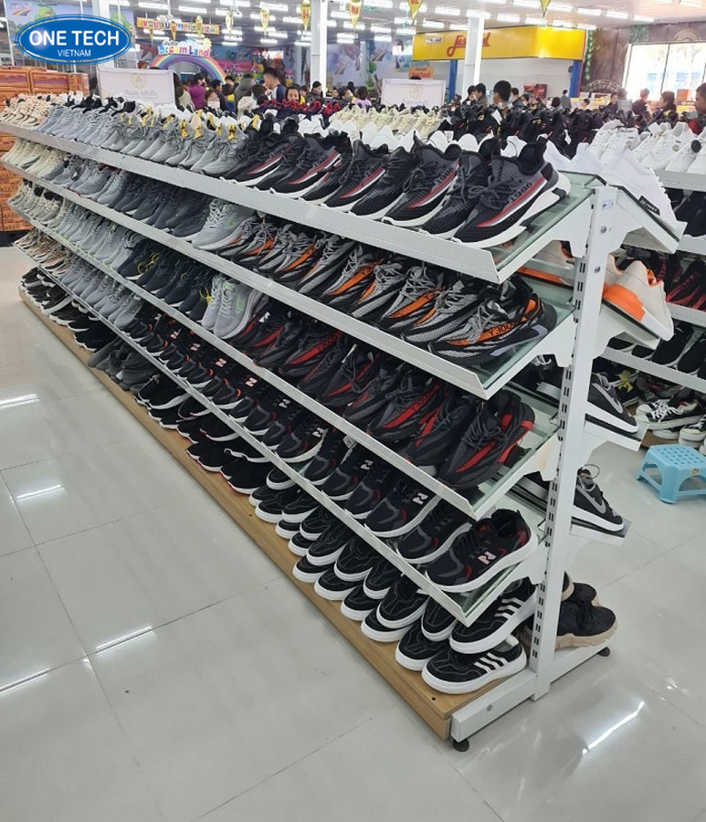 Kệ giày thể thao đa năng với thiết kế linh hoạt và bền chắc, phù hợp trưng bày nhiều kiểu giày
