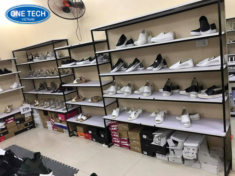 Kệ mâm gỗ khung sắt đẳng cấp trưng bày giày thể thao chất lượng cao Kệ mâm gỗ khung sắt thiết kế hiện đại, sang trọng dùng để trưng bày giày thể thao đa dạng mẫu mã