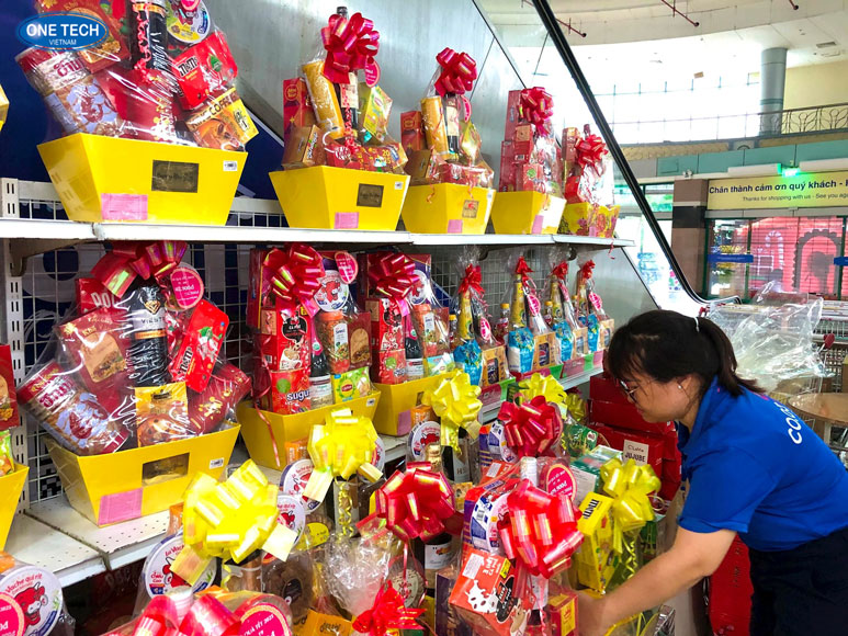 Kệ trưng bày giỏ quà Tết độc đáo, đẹp mắt Kệ trưng bày giỏ quà Tết với thiết kế sang trọng và tiện lợi, phù hợp cho việc trưng bày quà Tết tại các cửa hàng