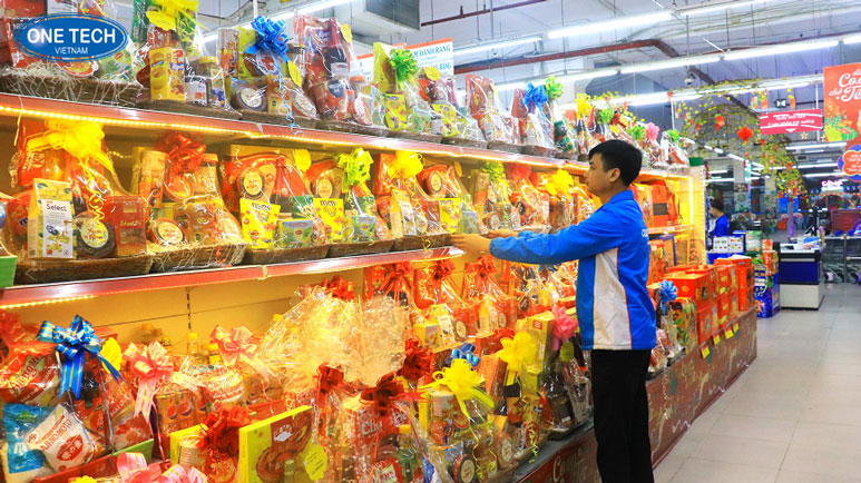 Kệ siêu thị tôn liền và tôn đục lỗ trưng bày hàng hóa chuyên nghiệp Kệ siêu thị tôn liền kết hợp tôn đục lỗ, thiết kế chắc chắn, tối ưu trưng bày hàng hóa trong cửa hàng bán lẻ