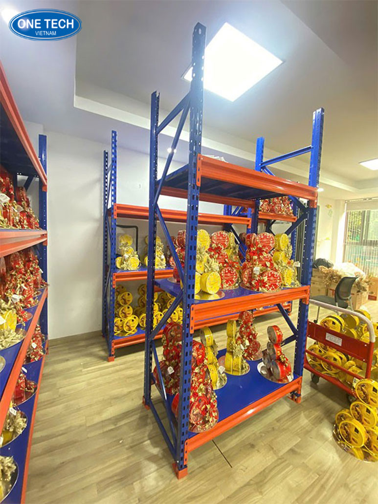 Kệ trung tải bày hàng trưng bày giỏ quà Tết Kệ trung tải sử dụng trưng bày giỏ quà Tết, thiết kế chắc chắn, phù hợp cho các cửa hàng quà Tết, siêu thị