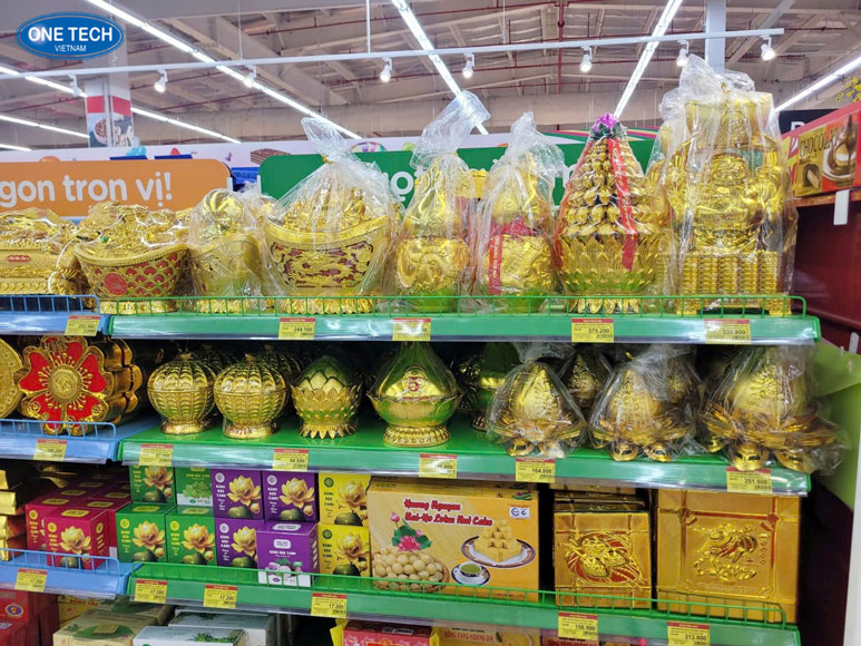 Kệ trưng bày giỏ quà Tết đẹp mắt và tiện lợi Hình ảnh thực tế kệ trưng bày giỏ quà Tết, thiết kế đẹp mắt, phù hợp cho các cửa hàng vào dịp Tết Nguyên Đán