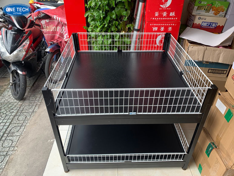 Kệ siêu thị trưng bày giỏ quà Tết sang trọng Hình ảnh thực tế kệ trưng bày giỏ quà Tết, thiết kế tinh tế và tiện dụng, phù hợp cho không gian cửa hàng trong dịp Tết