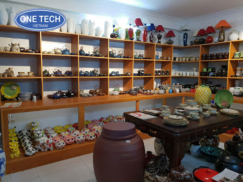 Kệ gỗ trưng bày cốc chén gốm sứ đẹp và sang trọng Kệ gỗ nhiều tầng trưng bày cốc chén gốm sứ trong không gian cửa hàng hoặc showroom