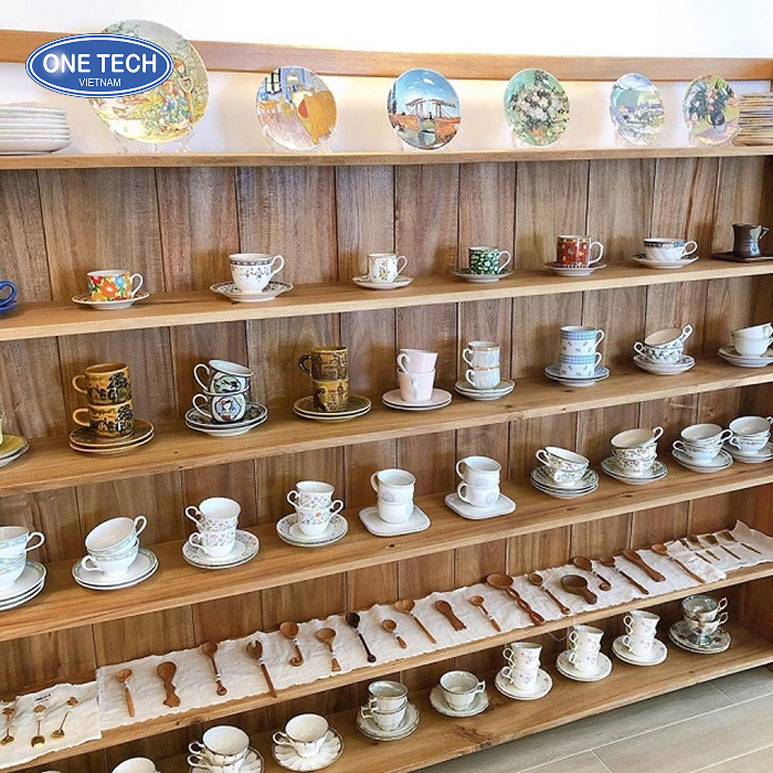 Mẫu kệ gỗ trưng bày ly tách gốm sứ tinh tế cho cửa hàng Kệ gỗ trưng bày nhiều tầng dùng để sắp xếp ly, cốc, tách gốm sứ trong không gian trưng bày